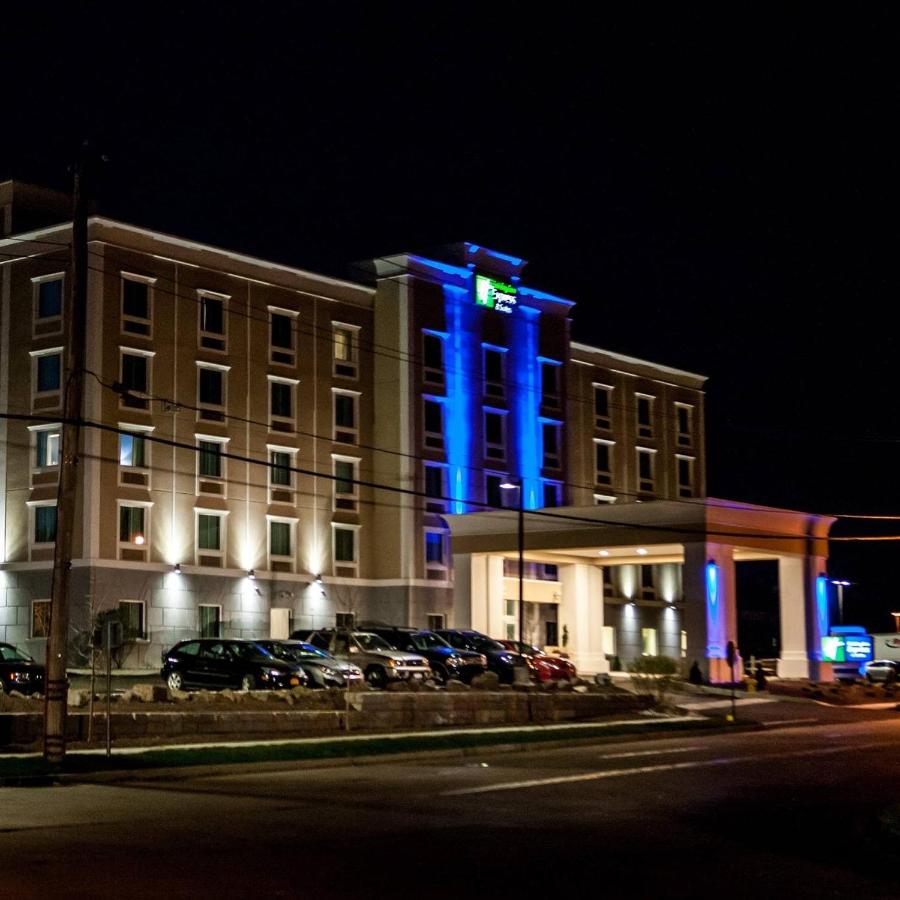 Room Selected at Check-In at Holiday Inn Express & Suites Peekskill-Lower Hudson Valley by IHG