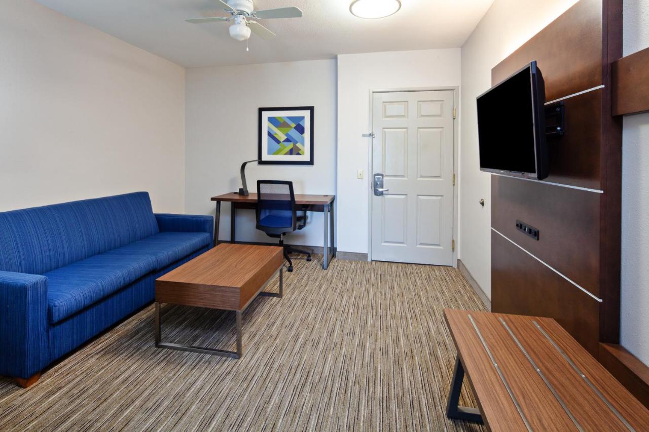 King Suite at Holiday Inn Express & Suites Rancho Mirage - Palm Spgs Area by IHG