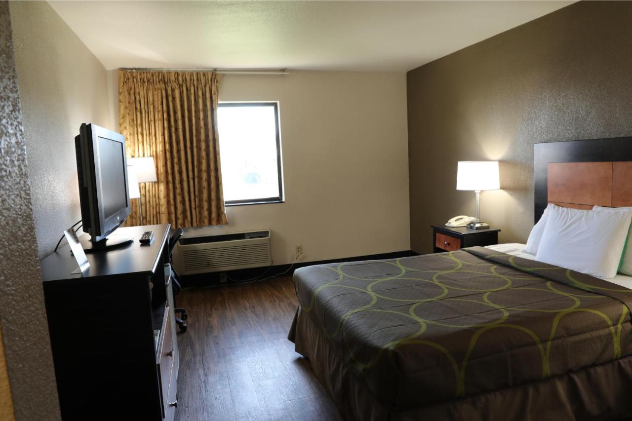 Queen Room - Smoking at Econo Inn