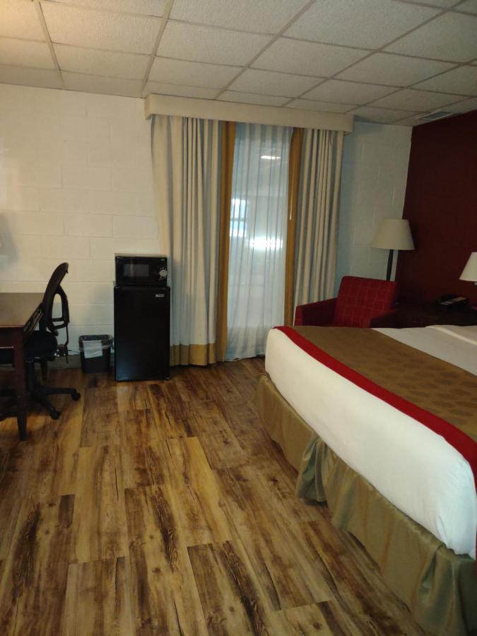 | Ramada by Wyndham Albert Lea