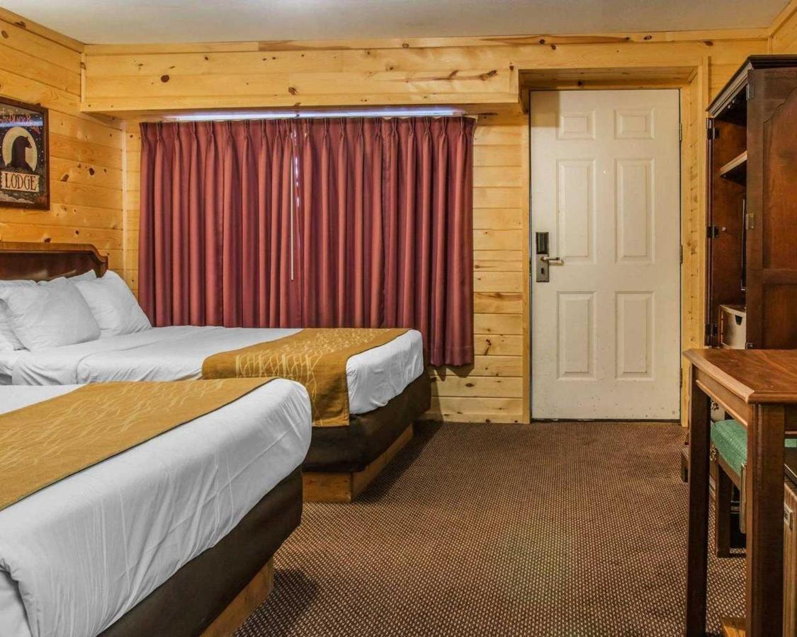 | Cabins of Mackinaw & Lodge