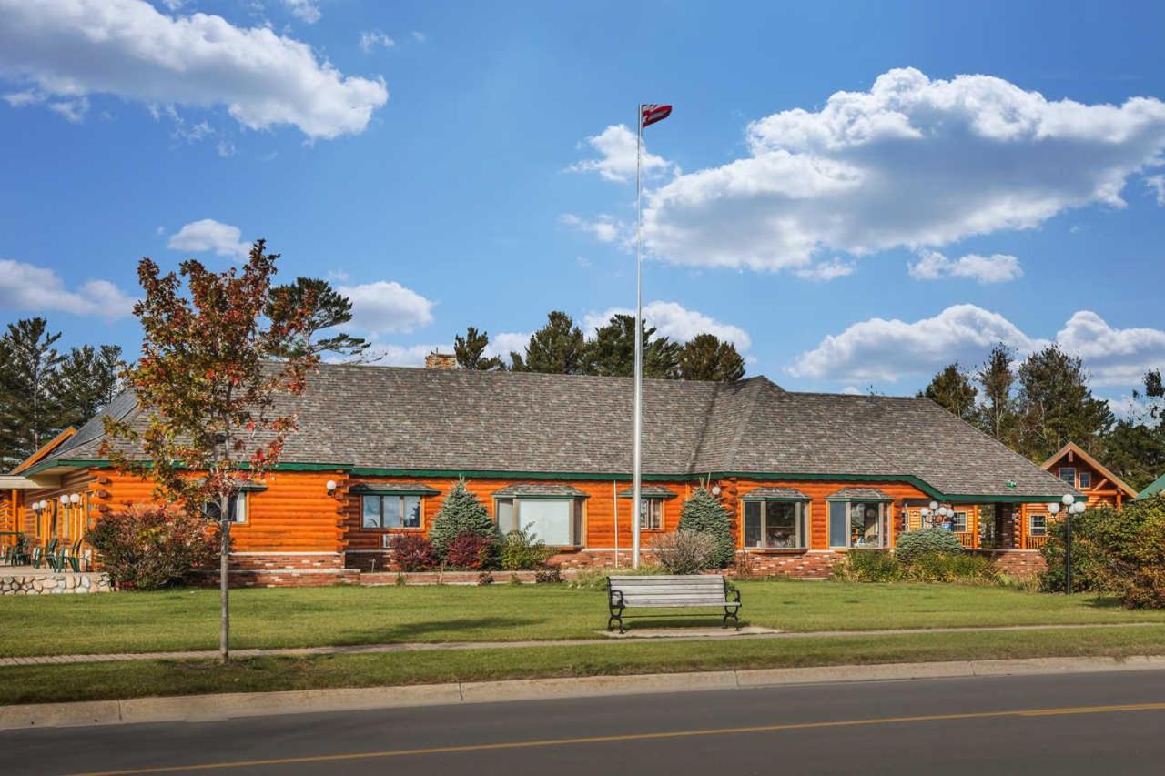 | Cabins of Mackinaw & Lodge