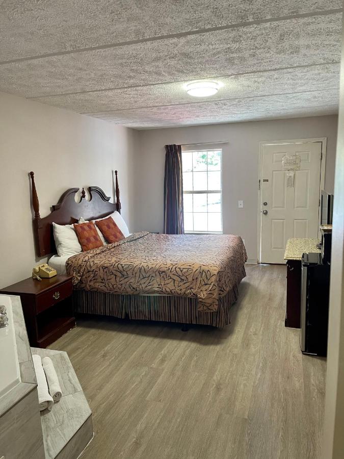 King Room with Spa Bath - Non-Smoking at Smoky View Inn