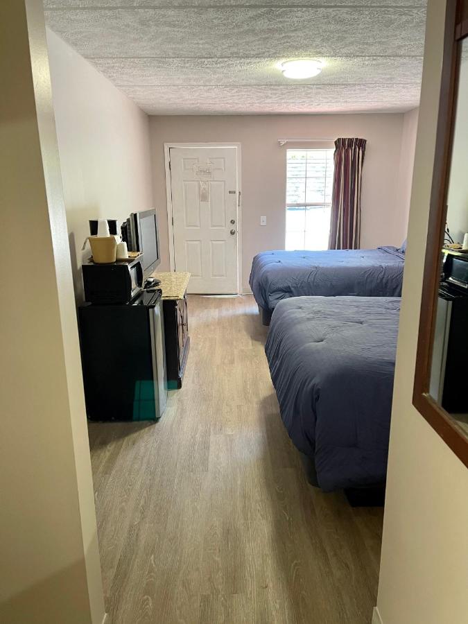 Queen Room with Two Queen Beds - Non-Smoking at Smoky View Inn