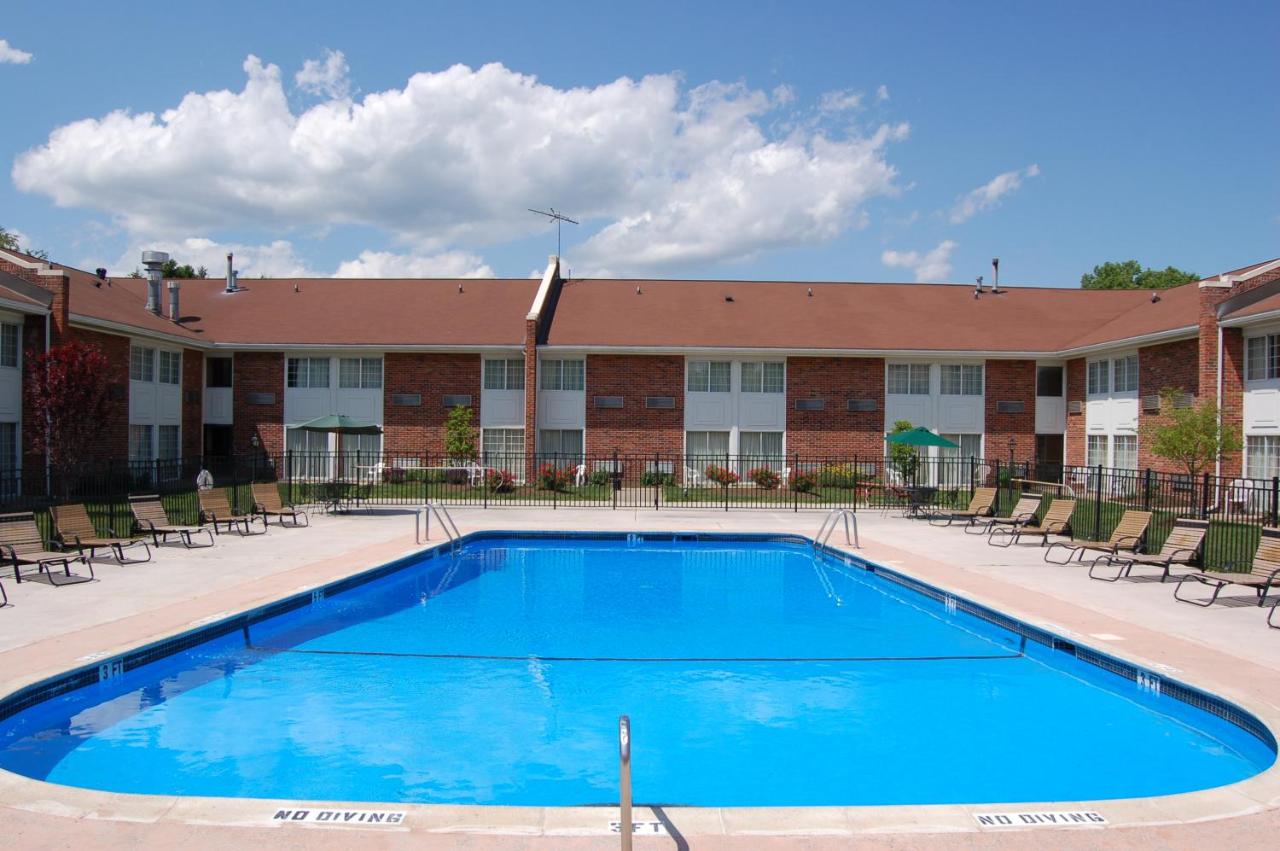 | Rodeway Inn & Suites Bradley Airport