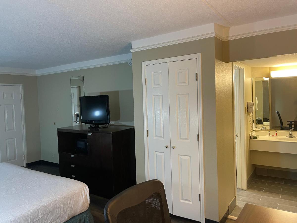King Room - Non-Smoking at Quality Inn & Suites Tuscaloosa near University