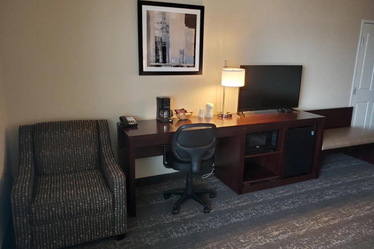 Deluxe Queen Room - Non-Smoking at Cobblestone Suites Oshkosh