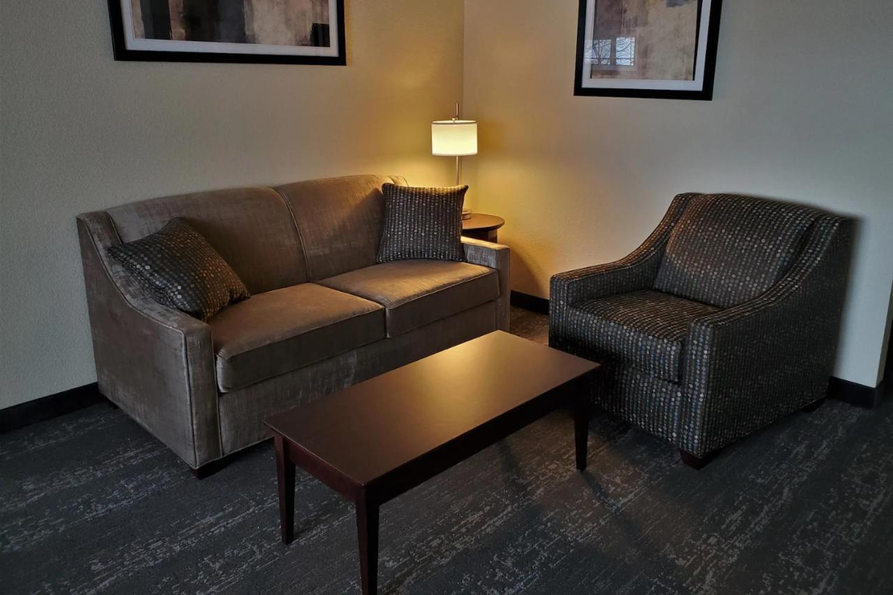 Deluxe Two Room Queen Suite - Disability Access - Non-Smoking at Cobblestone Suites Oshkosh
