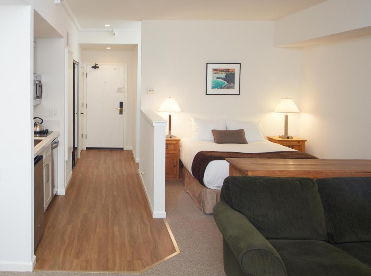 | Palisades Tahoe Lodge