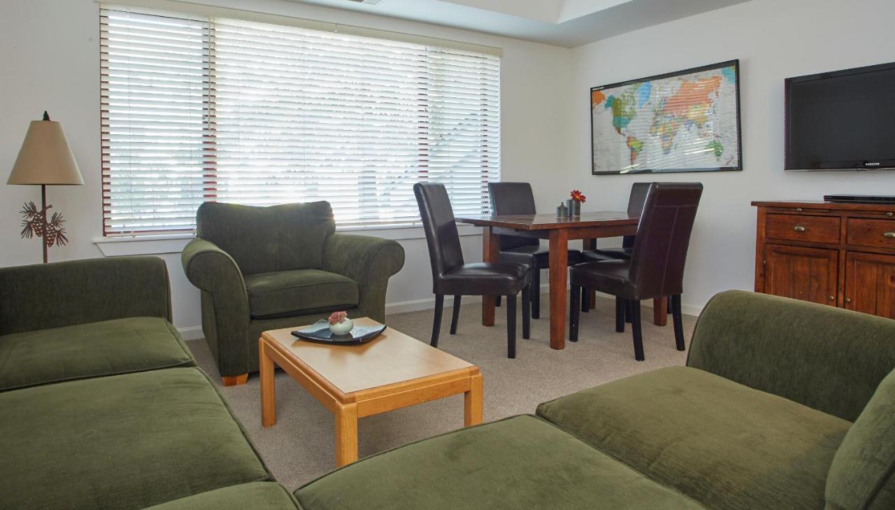 | Palisades Tahoe Lodge