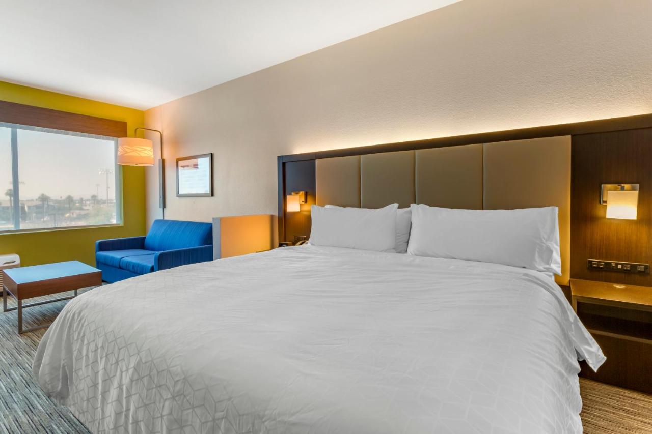 King Suite - Non-Smoking at Holiday Inn Express & Suites Phoenix Dwtn - State Capitol, an IHG Hotel