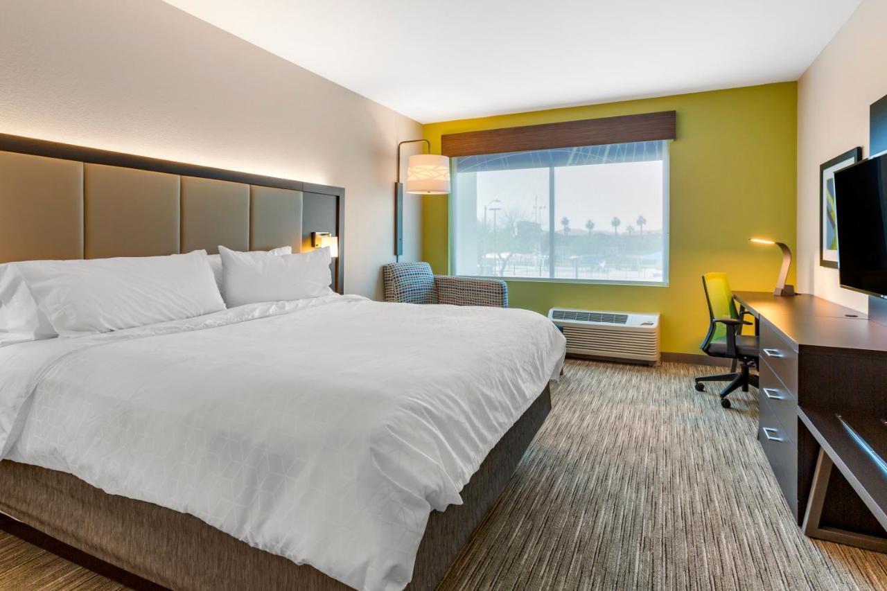King Room - Mobility Access/Roll in Shower - Non-Smoking at Holiday Inn Express & Suites Phoenix Dwtn - State Capitol, an IHG Hotel