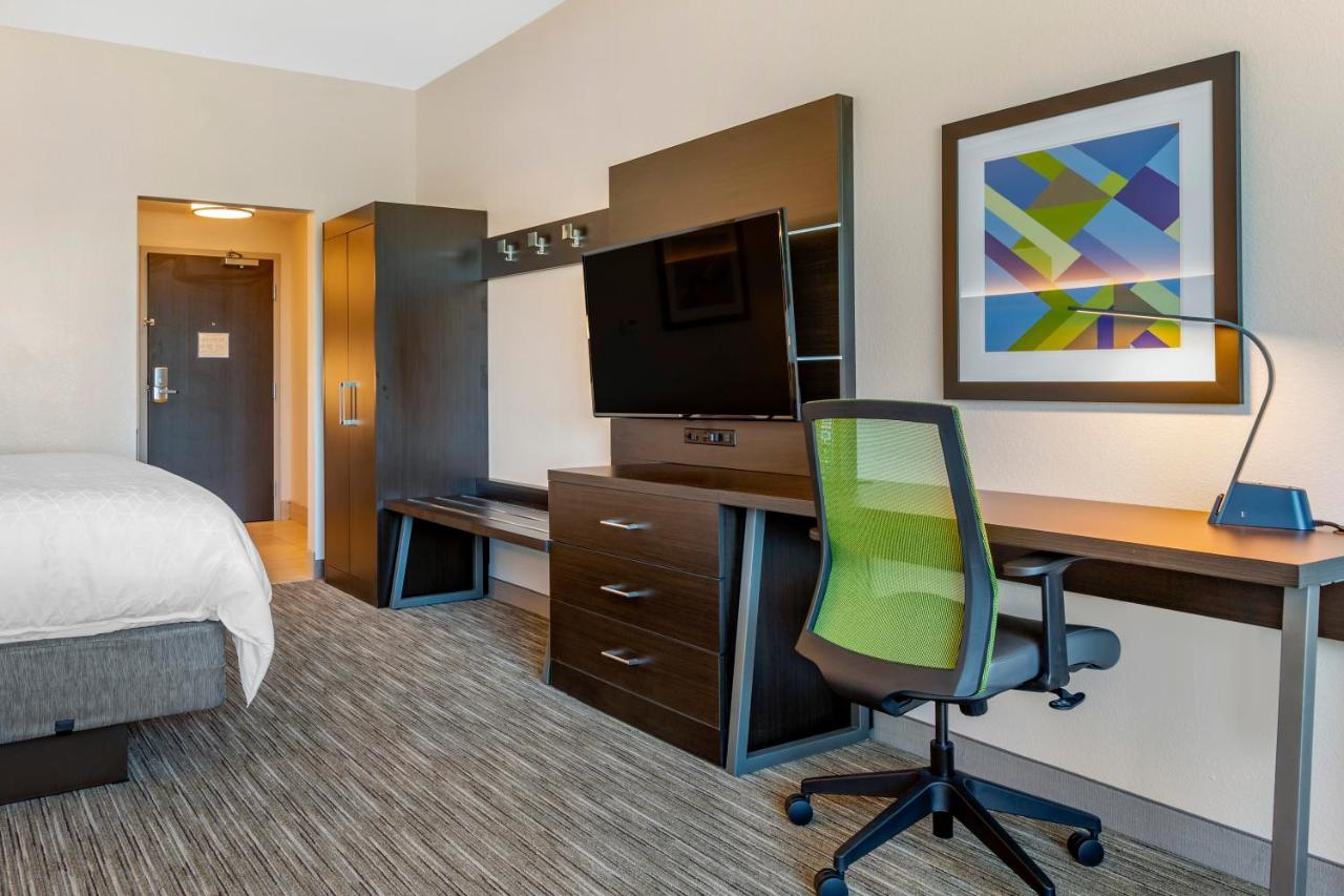 Superior King Room - Mobility Accessible/Non-Smoking at Holiday Inn Express & Suites Phoenix Dwtn - State Capitol, an IHG Hotel
