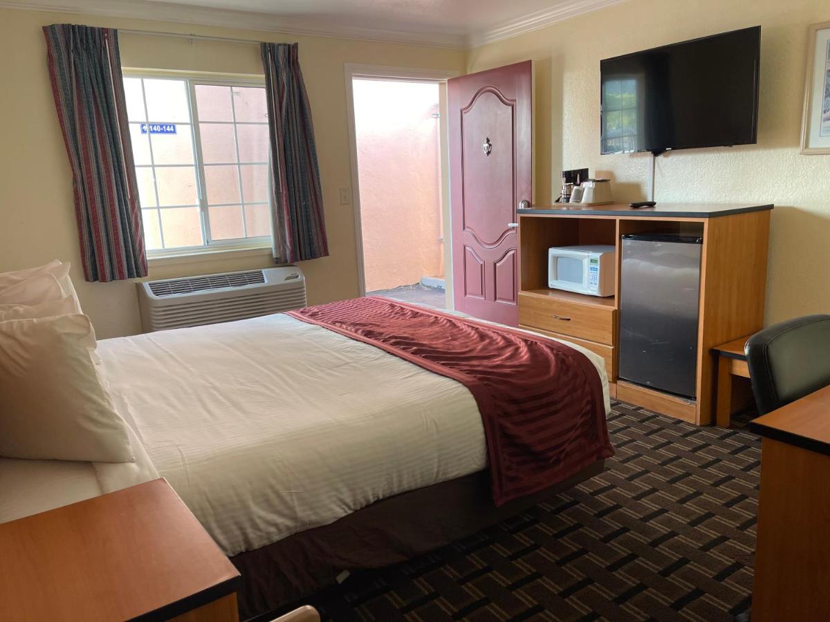 | Riverside Inn & Suites Santa Cruz