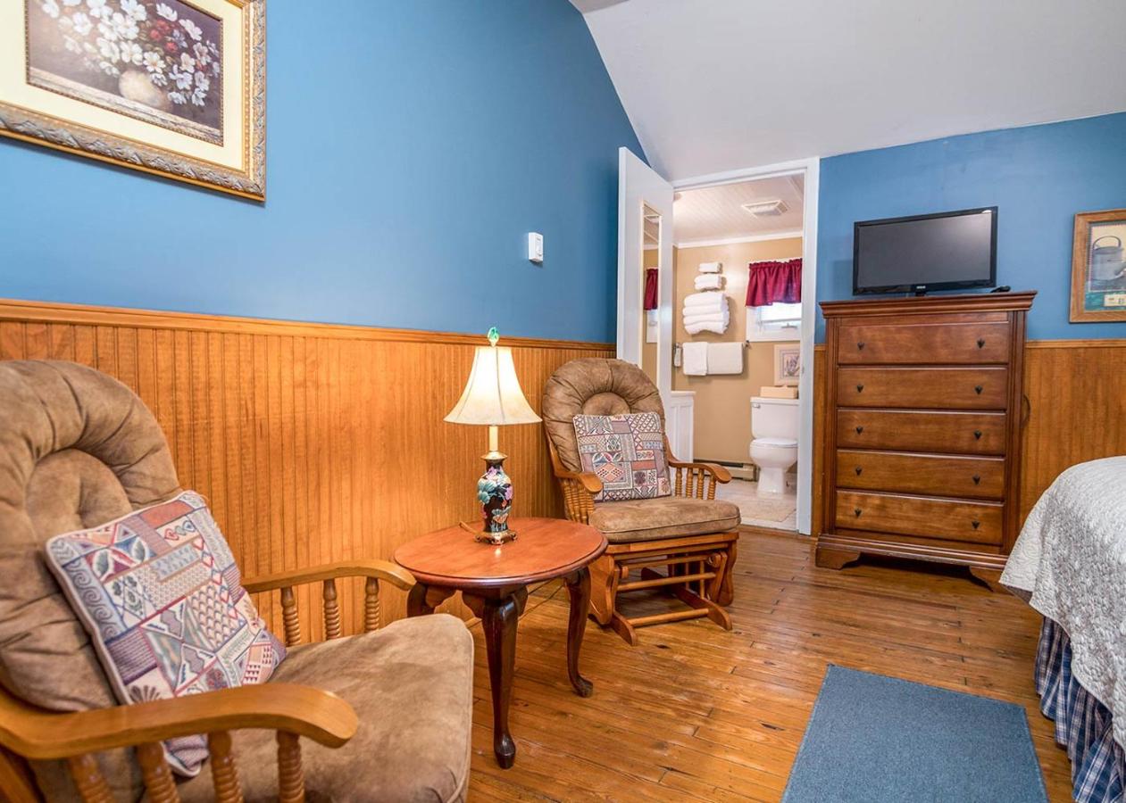 | Highland Lake Inn & Resort - Flat Rock