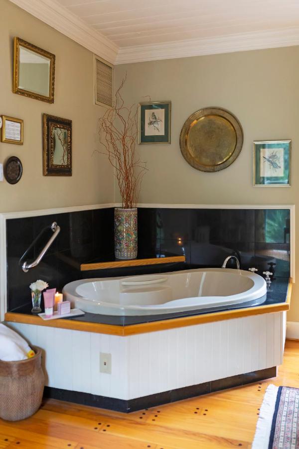 King Room with Spa Bath at Arrowhead Inn