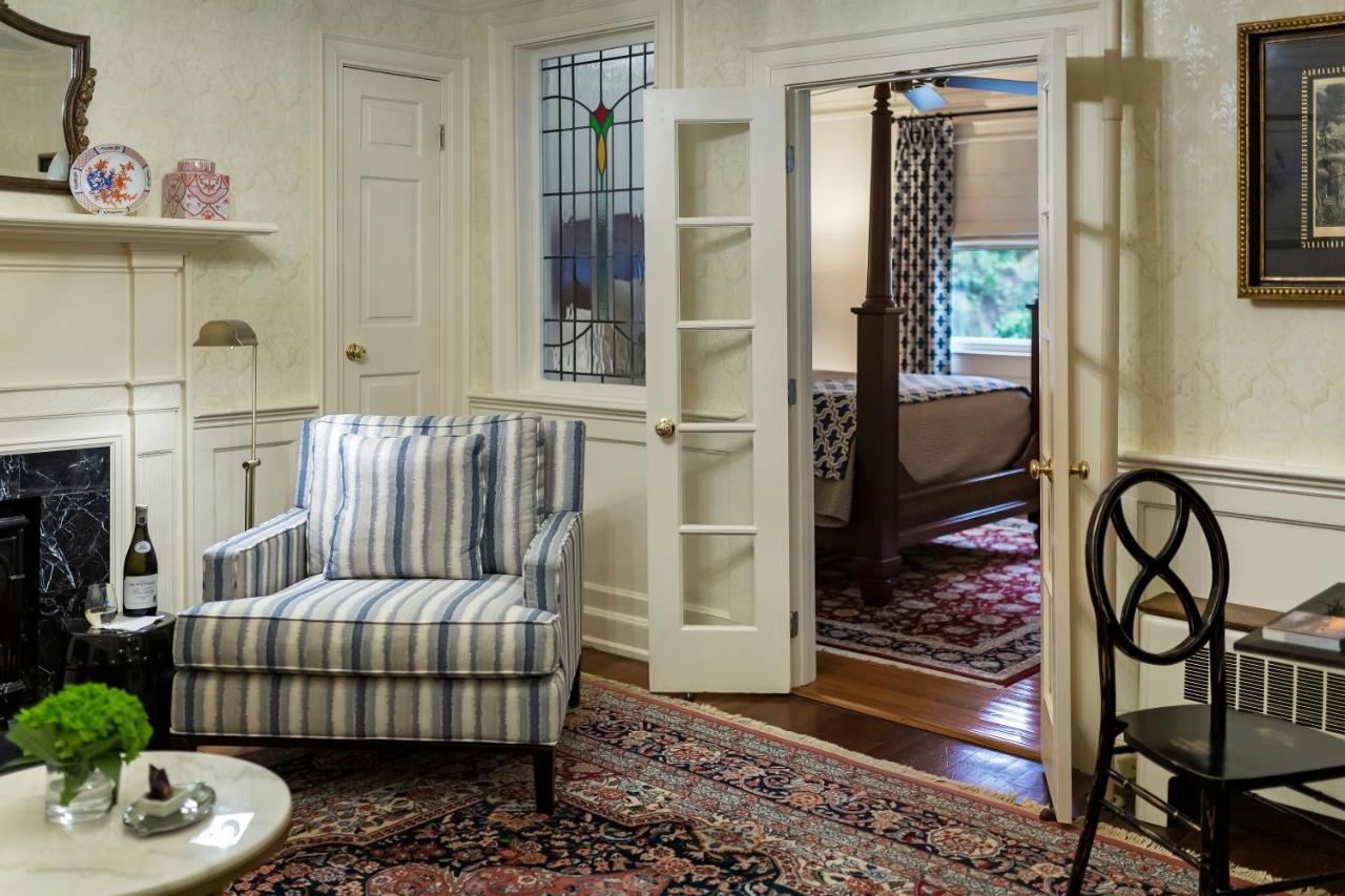 Queen Suite with Spa Bath at Arrowhead Inn