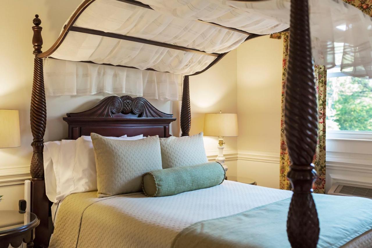 Queen Suite  at Arrowhead Inn