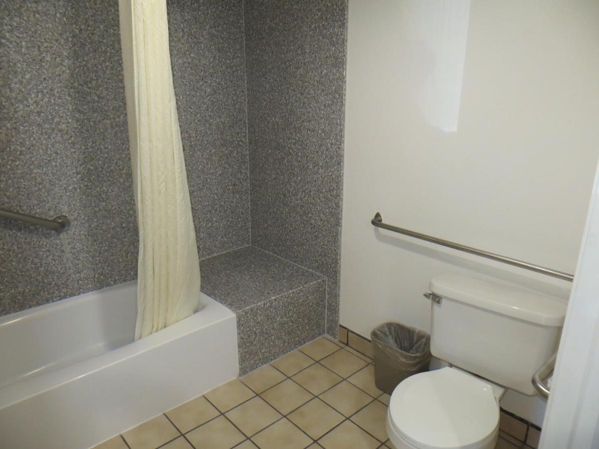King Room - Smoking at Riverside Inn & Suites