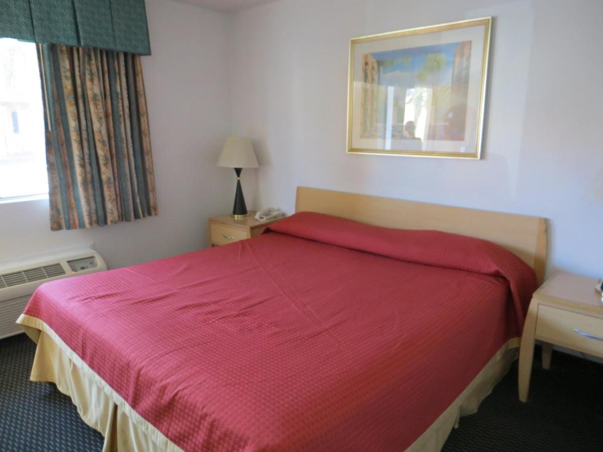 King Room - Smoking at Riverside Inn & Suites