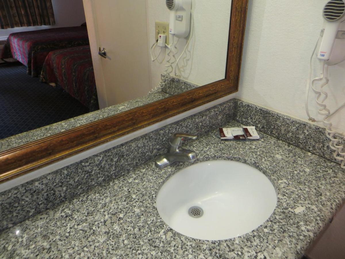 King Room - Smoking at Riverside Inn & Suites