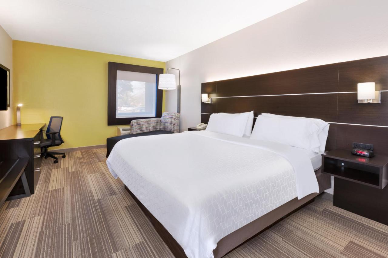  | Holiday Inn Express Detroit-Warren/General Motors Technology Center, an IHG Hotel