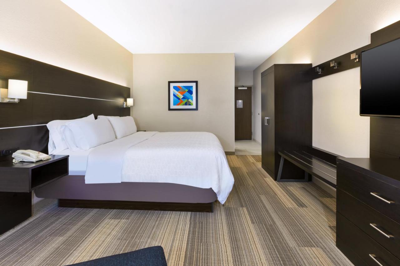  | Holiday Inn Express Detroit-Warren/General Motors Technology Center, an IHG Hotel