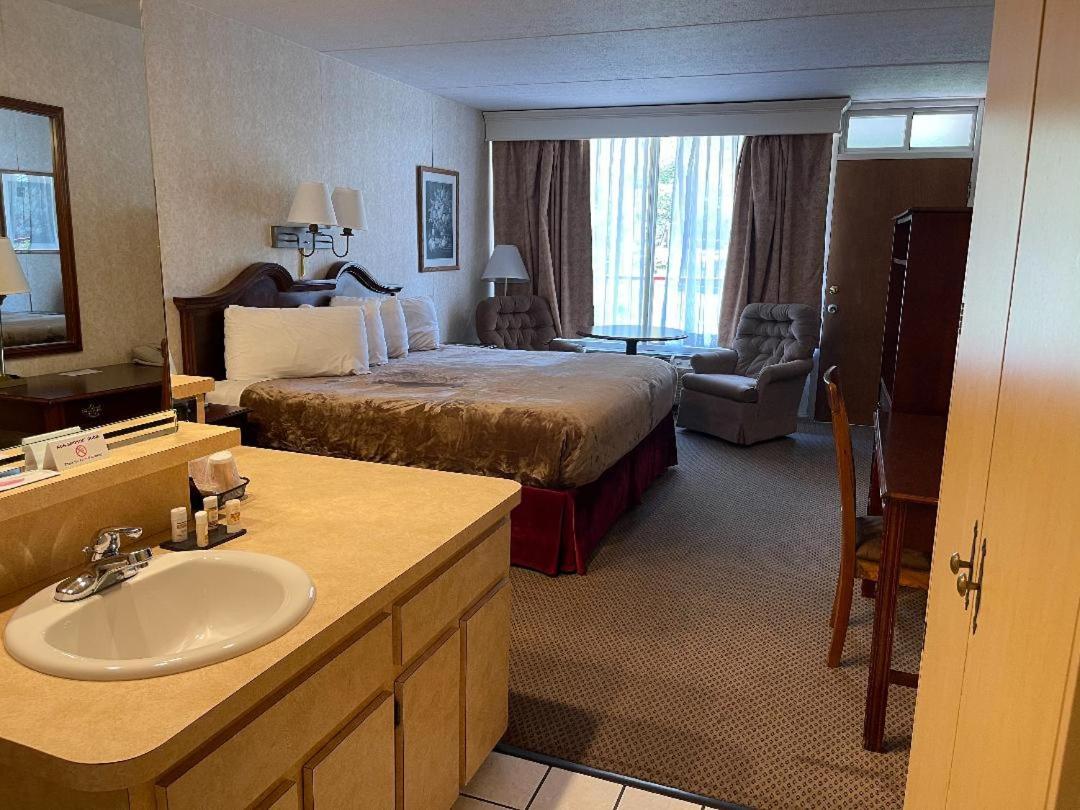 | Zoders Inn and Suites