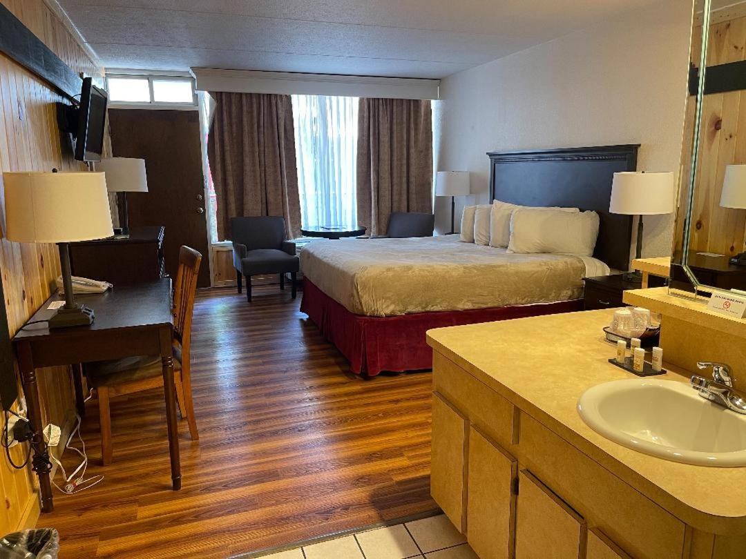| Zoders Inn and Suites