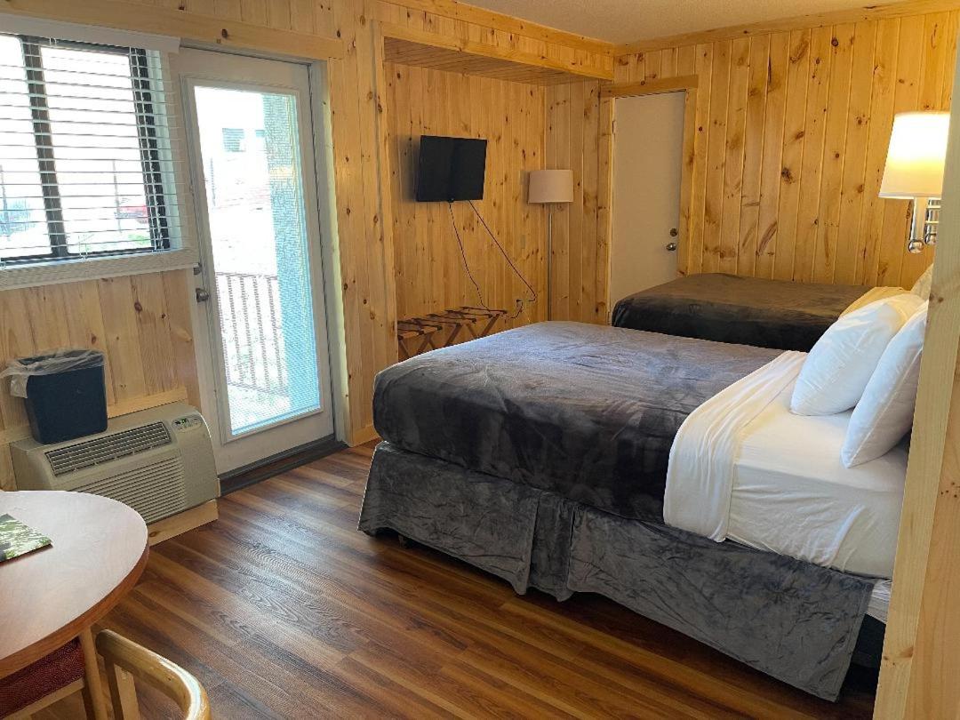 | Zoders Inn and Suites