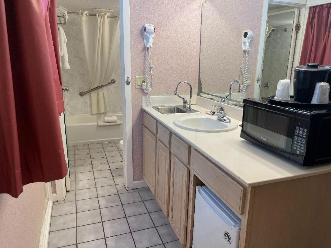| Zoders Inn and Suites