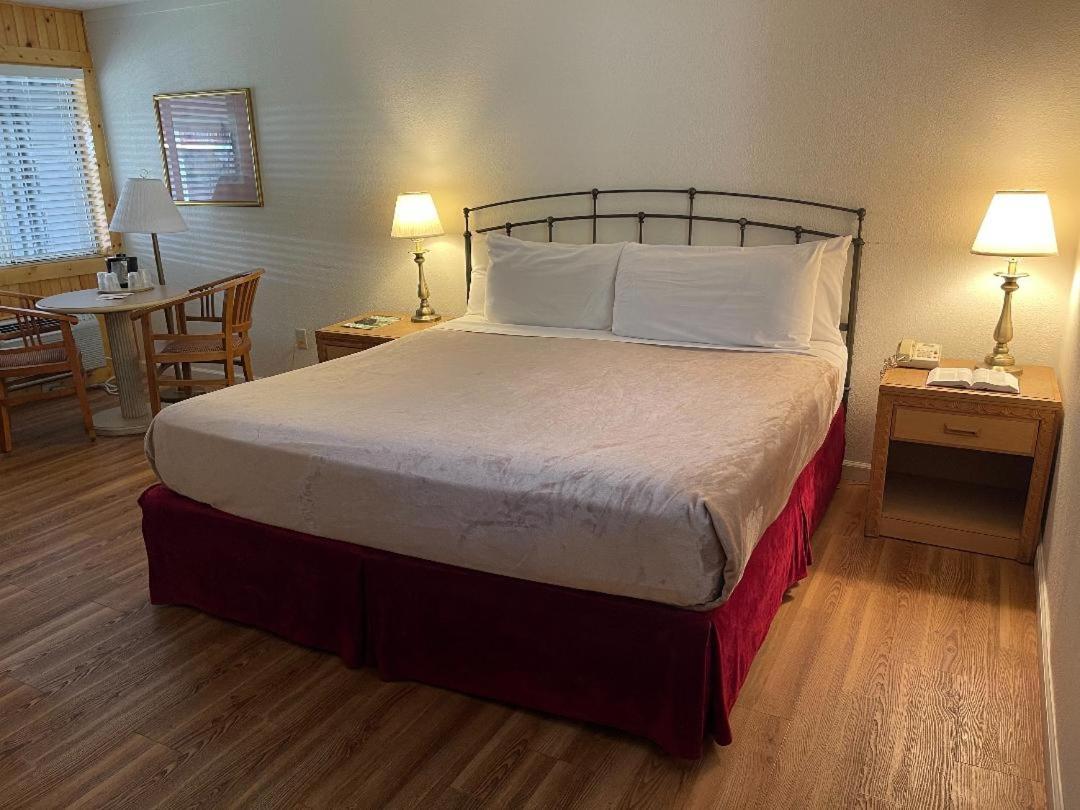 | Zoders Inn and Suites