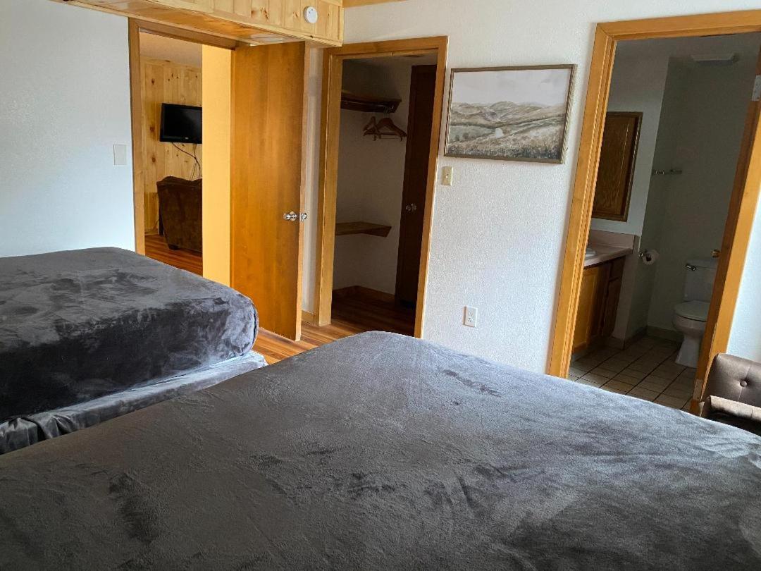 | Zoders Inn and Suites