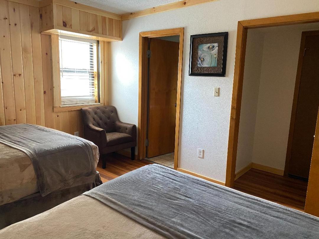 | Zoders Inn and Suites