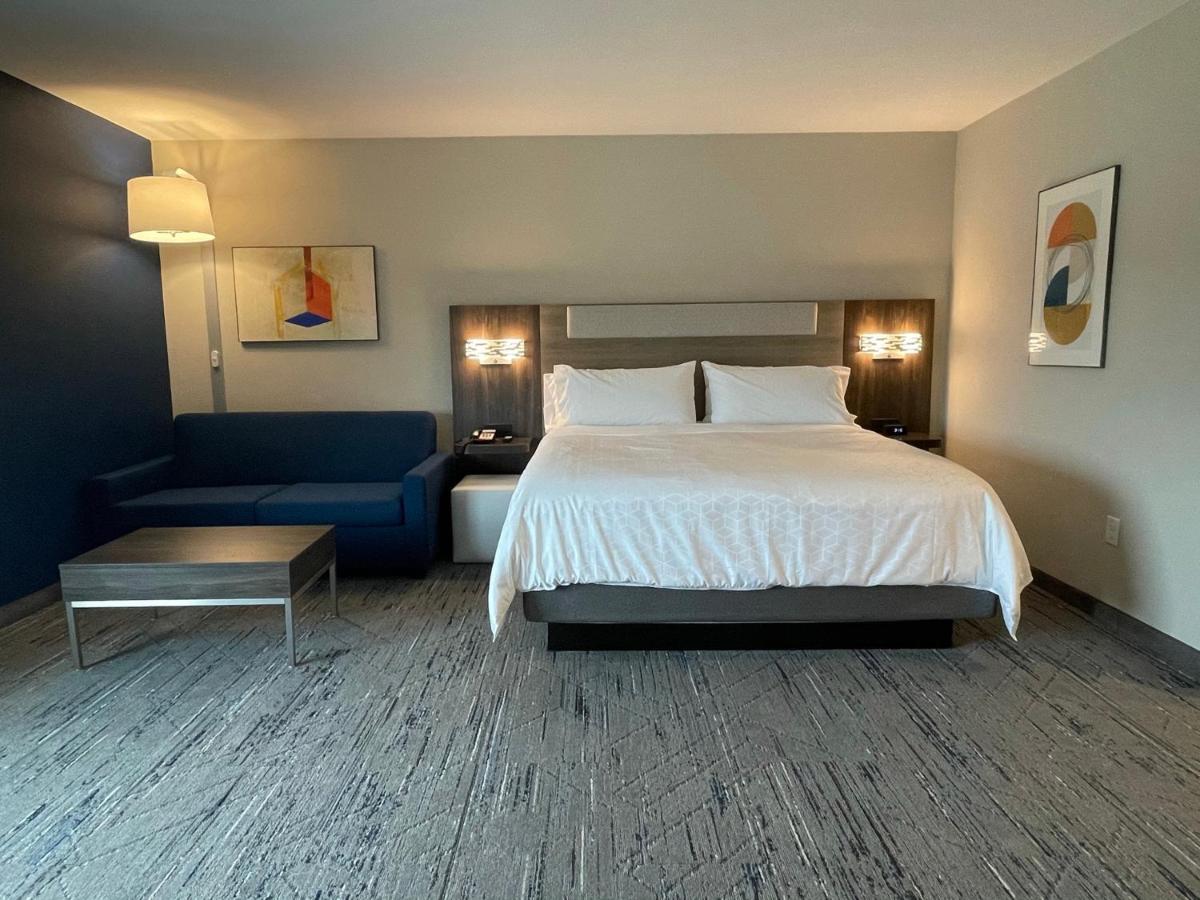 King Family Suite - Non-Smoking at Holiday Inn Express & Suites Ft. Smith Airport by IHG