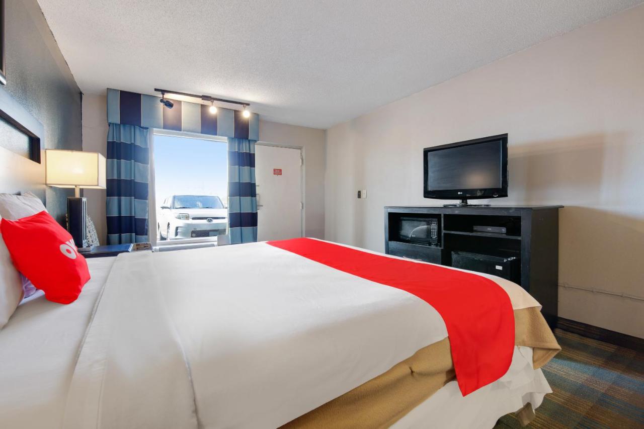 King Room at OYO Hotel Mt. Vernon KY - Renfro valley/I-75