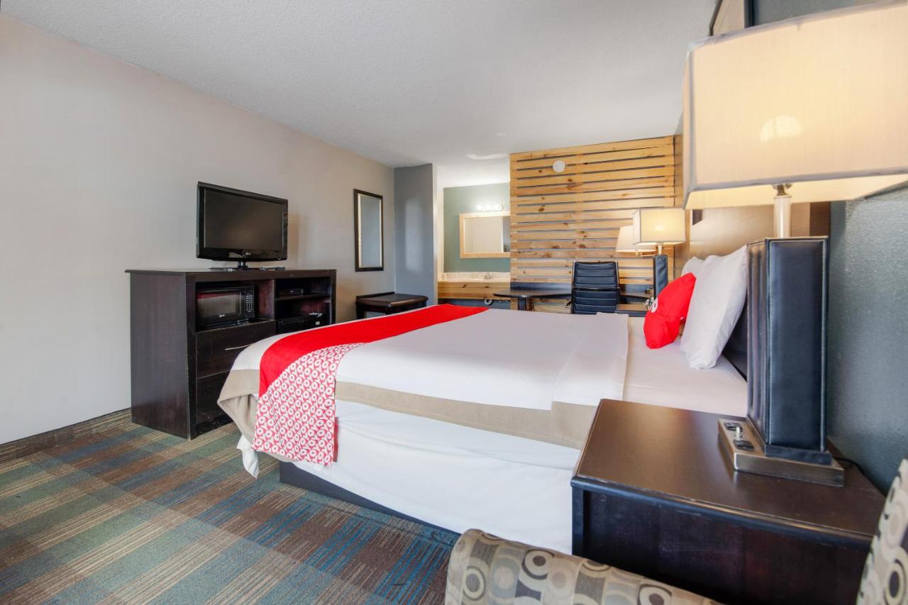 King Bed Smoking at OYO Hotel Mt. Vernon KY - Renfro valley/I-75
