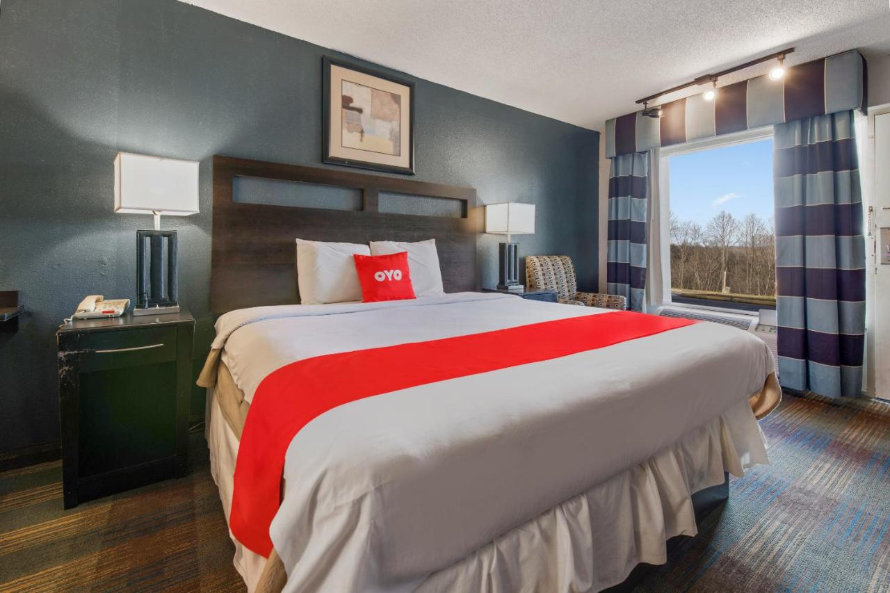 King Bed Smoking at OYO Hotel Mt. Vernon KY - Renfro valley/I-75