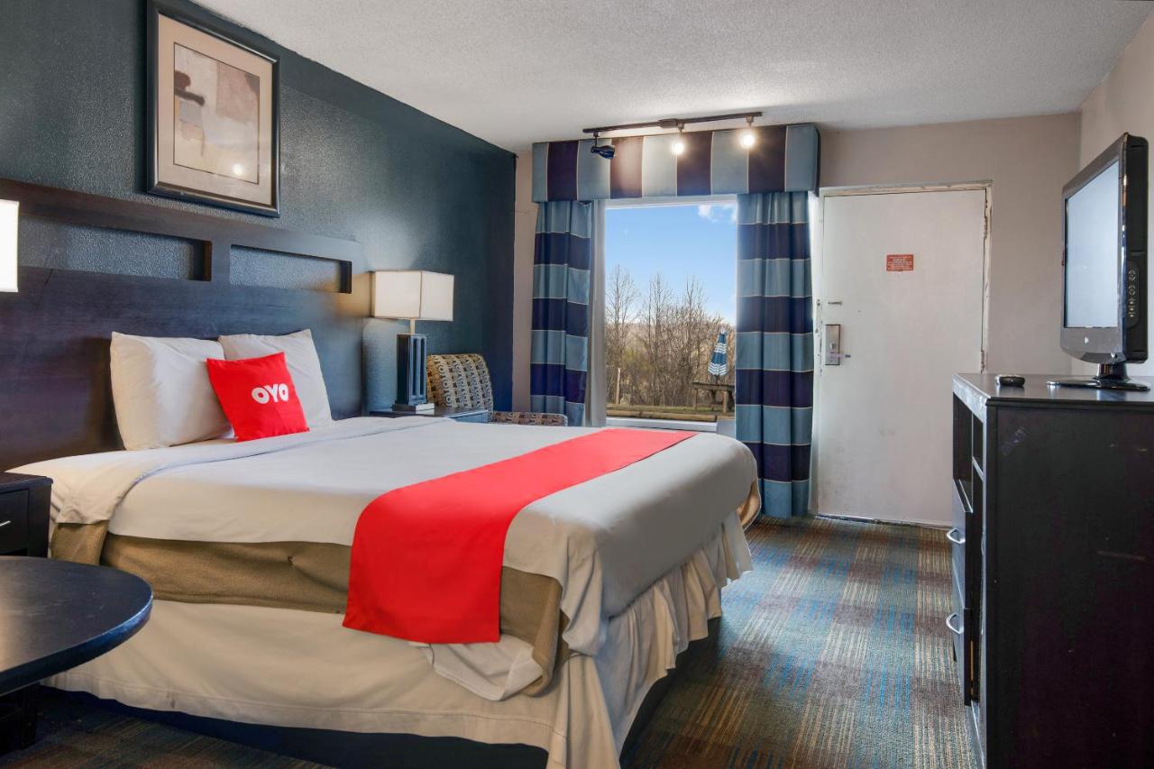 King Bed Smoking at OYO Hotel Mt. Vernon KY - Renfro valley/I-75