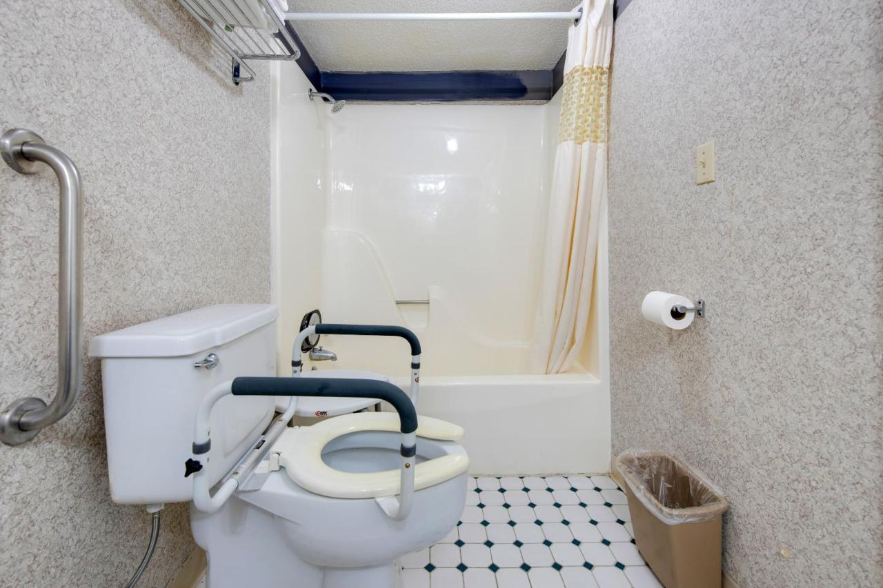 King Room - Disability Access at OYO Hotel Mt. Vernon KY - Renfro valley/I-75
