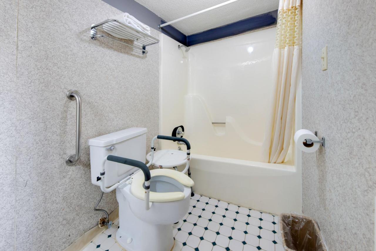King Room - Disability Access at OYO Hotel Mt. Vernon KY - Renfro valley/I-75