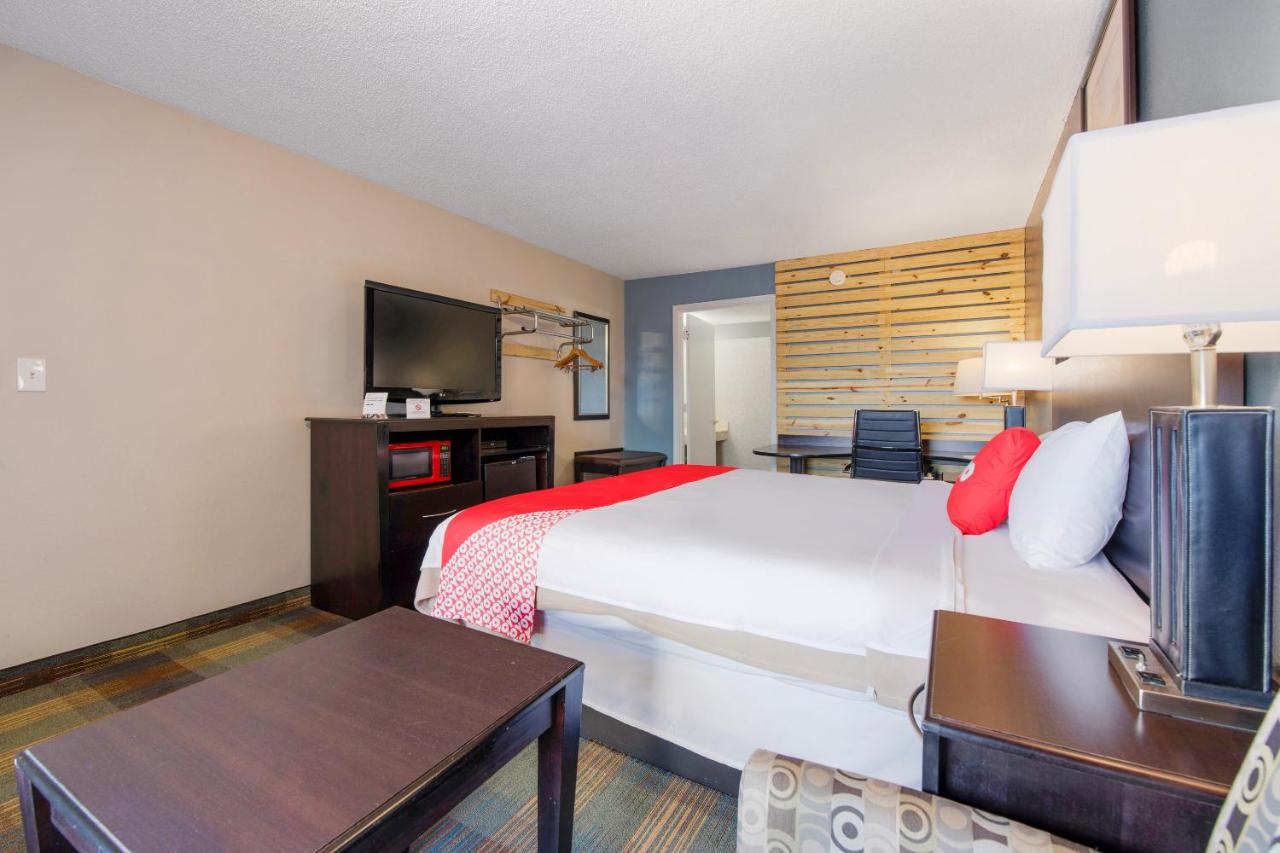 King Room - Disability Access at OYO Hotel Mt. Vernon KY - Renfro valley/I-75
