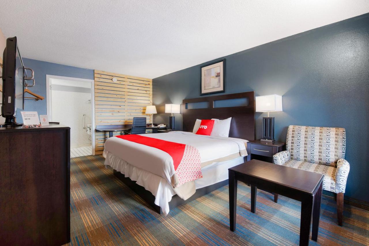 King Room - Disability Access at OYO Hotel Mt. Vernon KY - Renfro valley/I-75