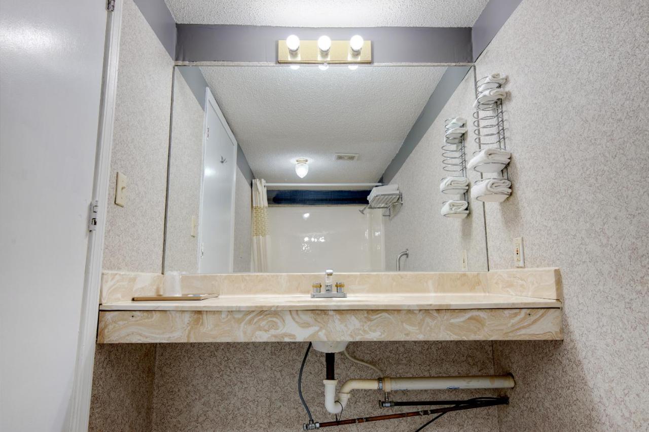 King Room - Disability Access at OYO Hotel Mt. Vernon KY - Renfro valley/I-75