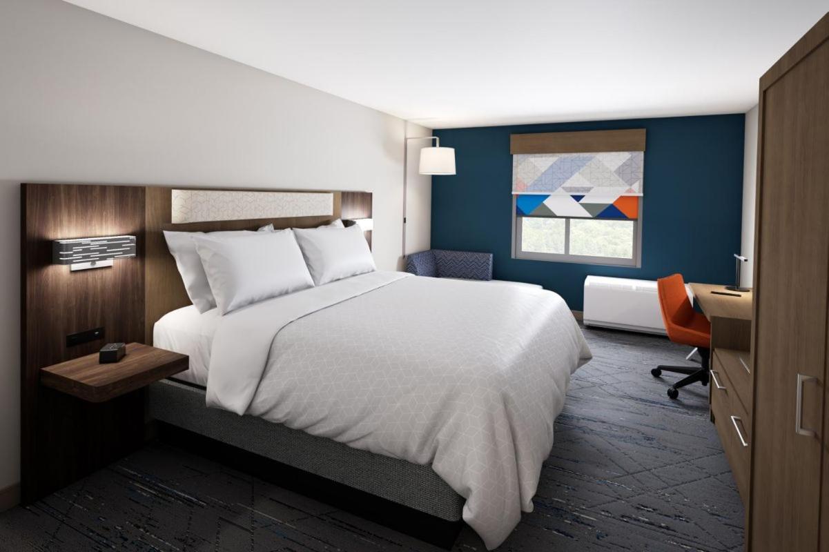Specialty Room at Holiday Inn Express & Suites Harrisonburg University Area by IHG