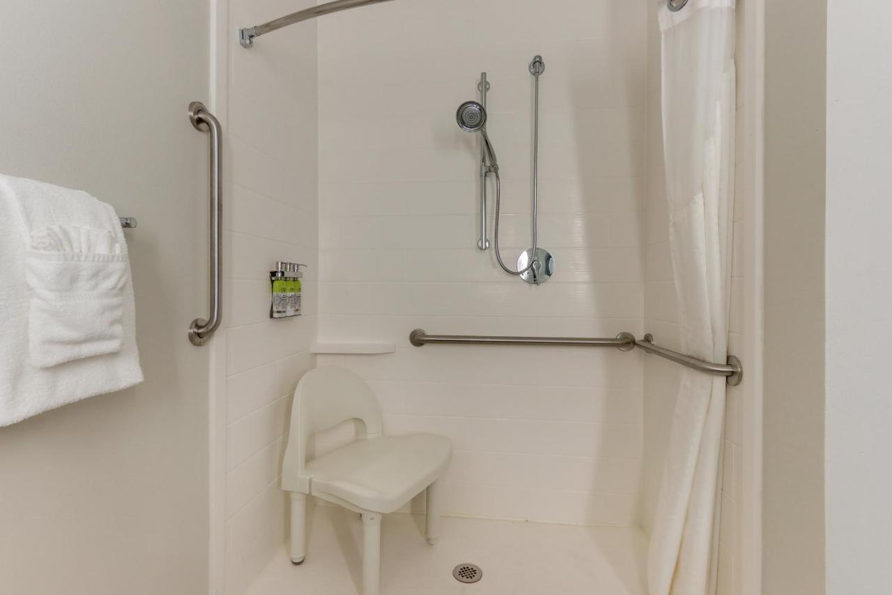 Deluxe King Room - Mobility Access Roll in Shower/Non-Smoking at Holiday Inn Express Cincinnati North - Monroe, an IHG Hotel