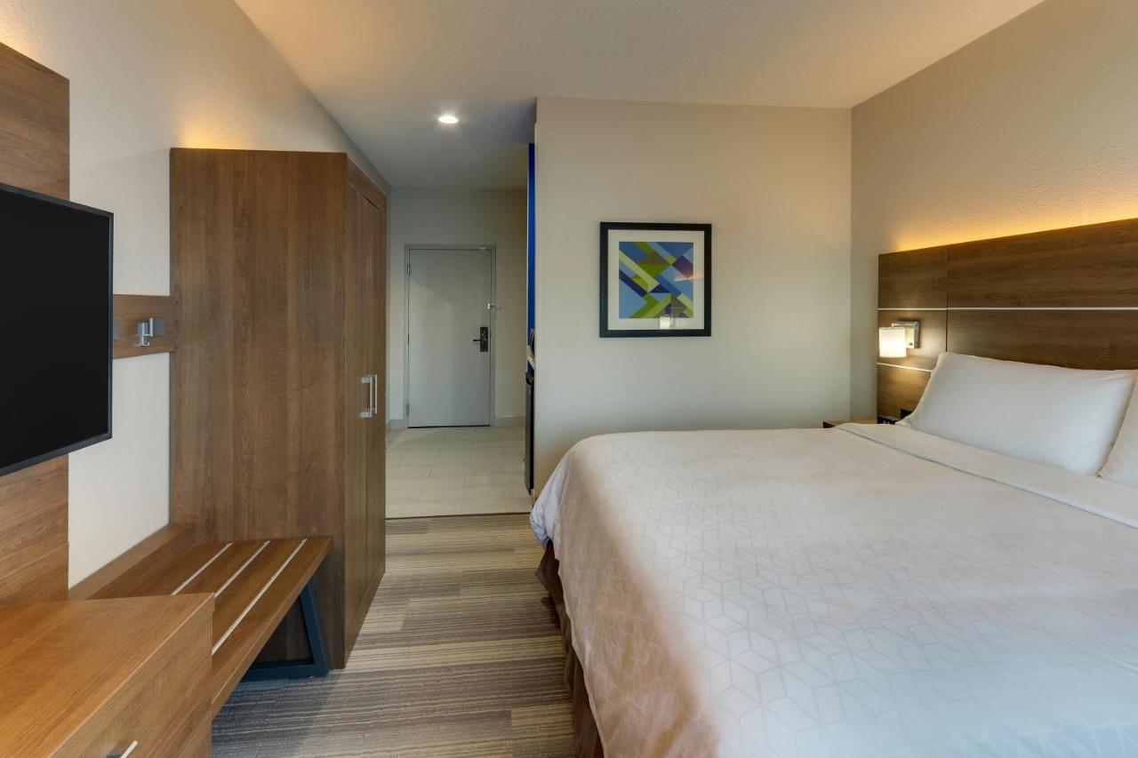 Deluxe King Room - Mobility Access Roll in Shower/Non-Smoking at Holiday Inn Express Cincinnati North - Monroe, an IHG Hotel