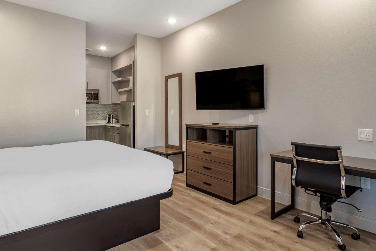 Efficiency King Room - Accessible/Non Smoking at Clarion Pointe Port Arthur-Beaumont South