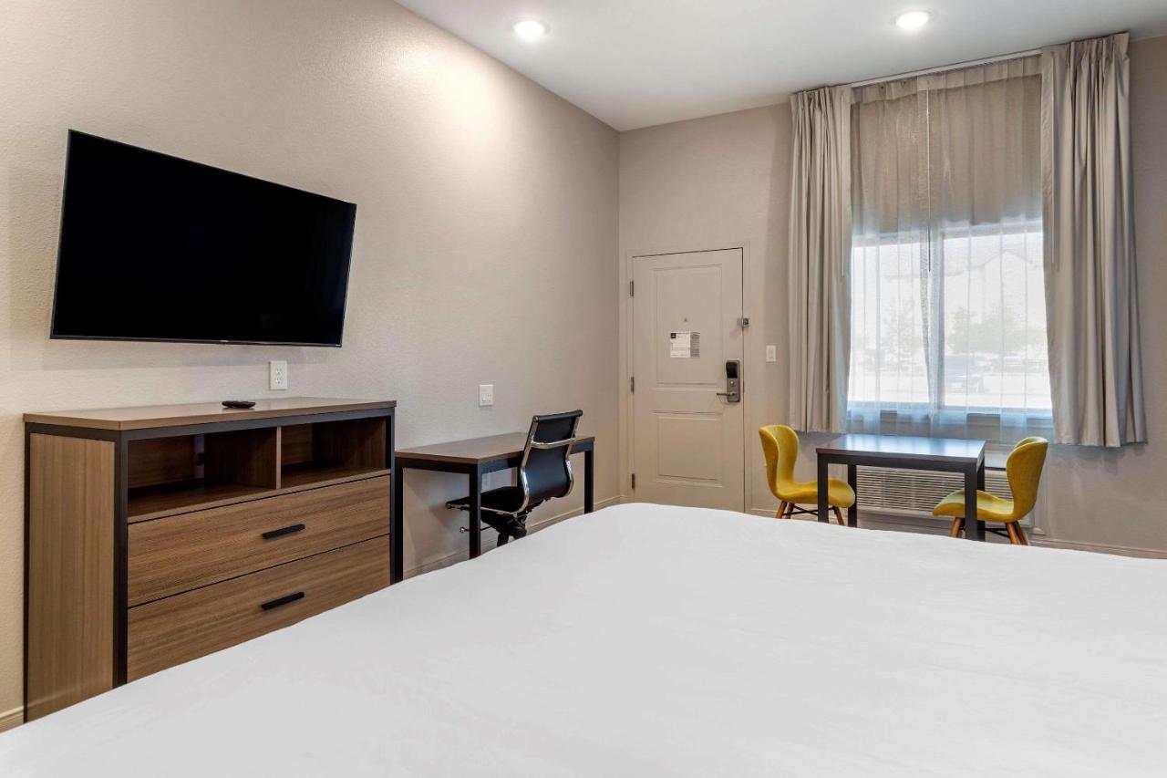 Efficiency King Room - Accessible/Non Smoking at Clarion Pointe Port Arthur-Beaumont South