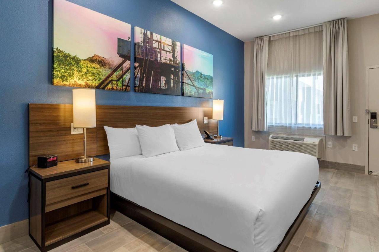 King Room - Accessible/Non Smoking at Clarion Pointe Port Arthur-Beaumont South